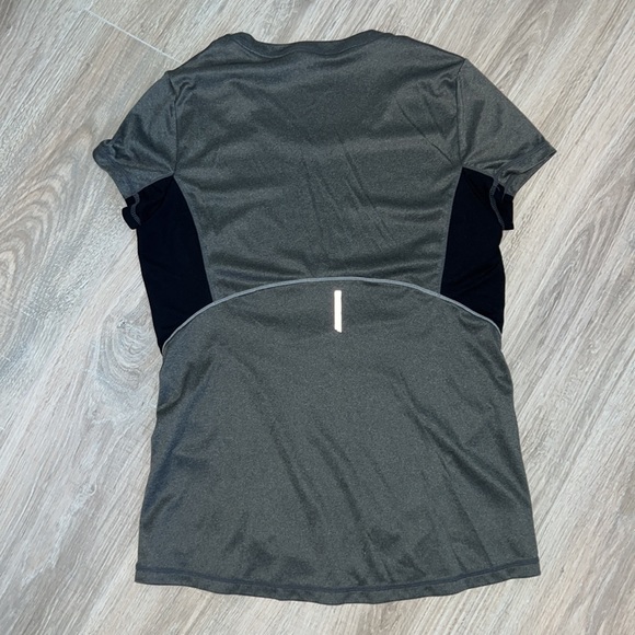 Gray workout shirt - Picture 2 of 2